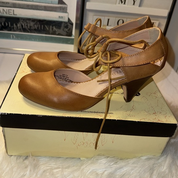 ModCloth Vintage Inspired Celica Oxford Pump 7.5 Tan leather - Picture 2 of 8